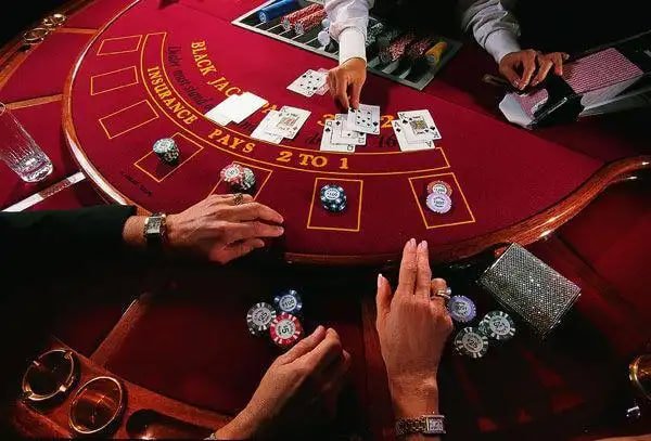 Antarmuka permainan Mega Moolah dengan simbol safari dan roda jackpot progresif